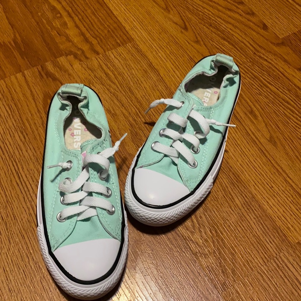 Geeen and white converse size 6 in women
